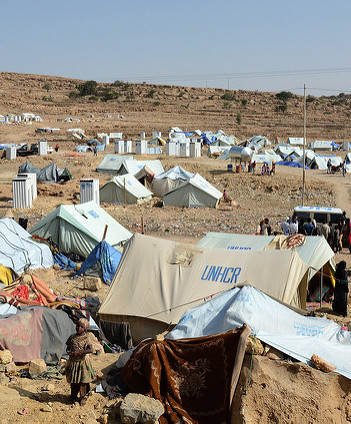 Displacement site in Khamer in Amran Governorate, Yemen About 200 families of the muhamasheen minority displaced from Sa’ada live in the site. (© UN OCHA/Philippe Kropf https://flic.kr/p/BGwpRT)